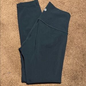 lululemon wonder under black leggings.